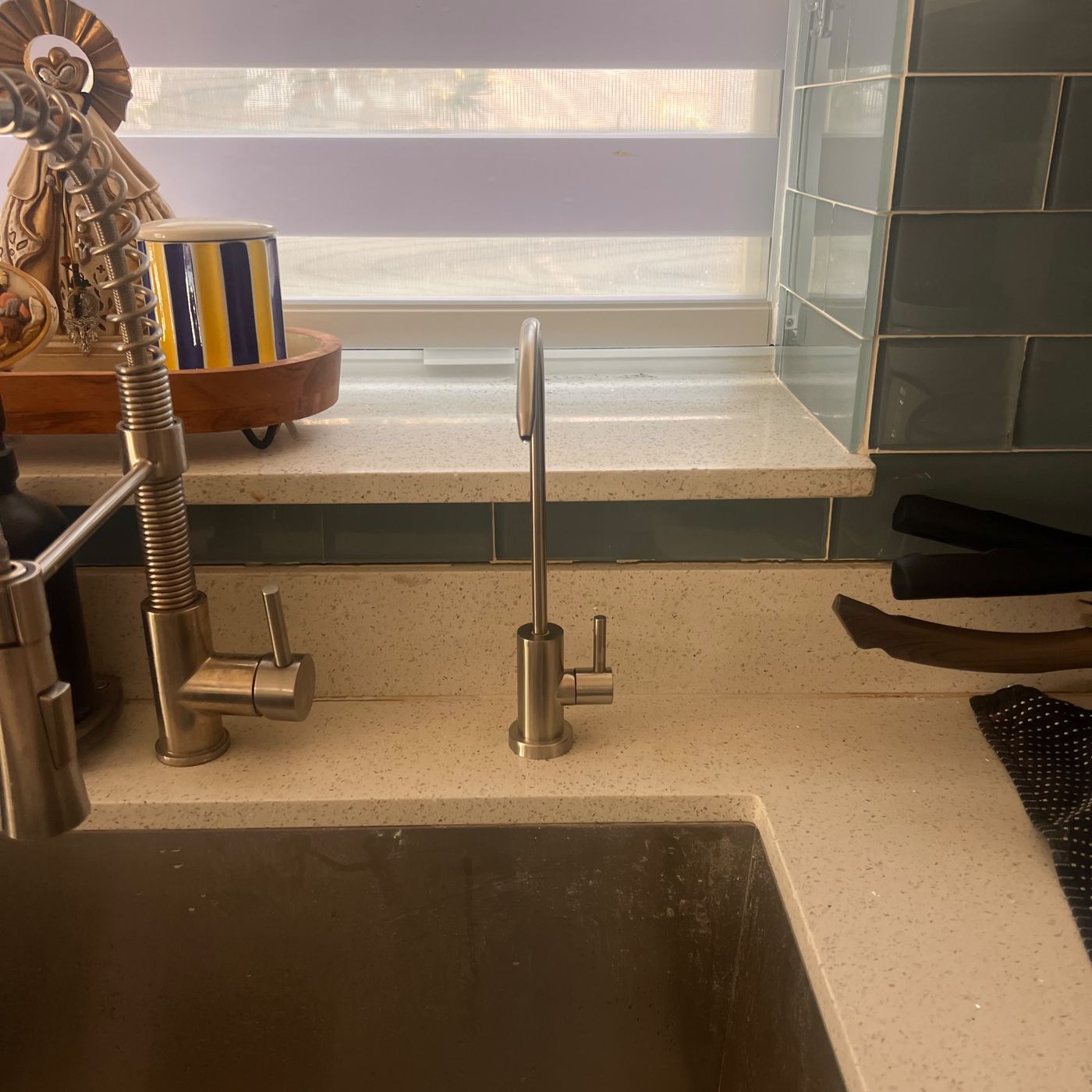 Grifo de agua alcalina en la cocina